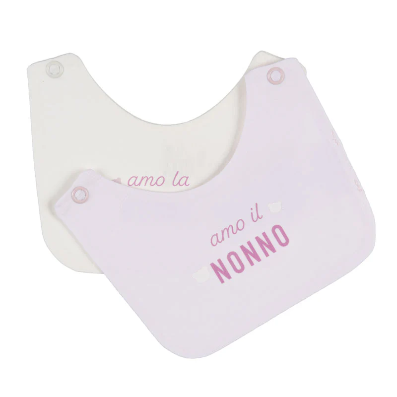 Bavoirs blanc cassé et roses avec l'inscription « J'aime mamie/papi »